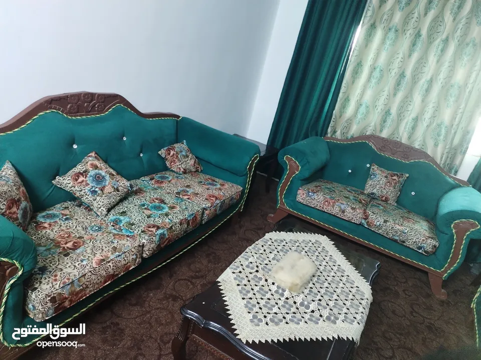كنب غرفة ضيوف خشب زان استعمل عرسان مع البرادي والطاولات