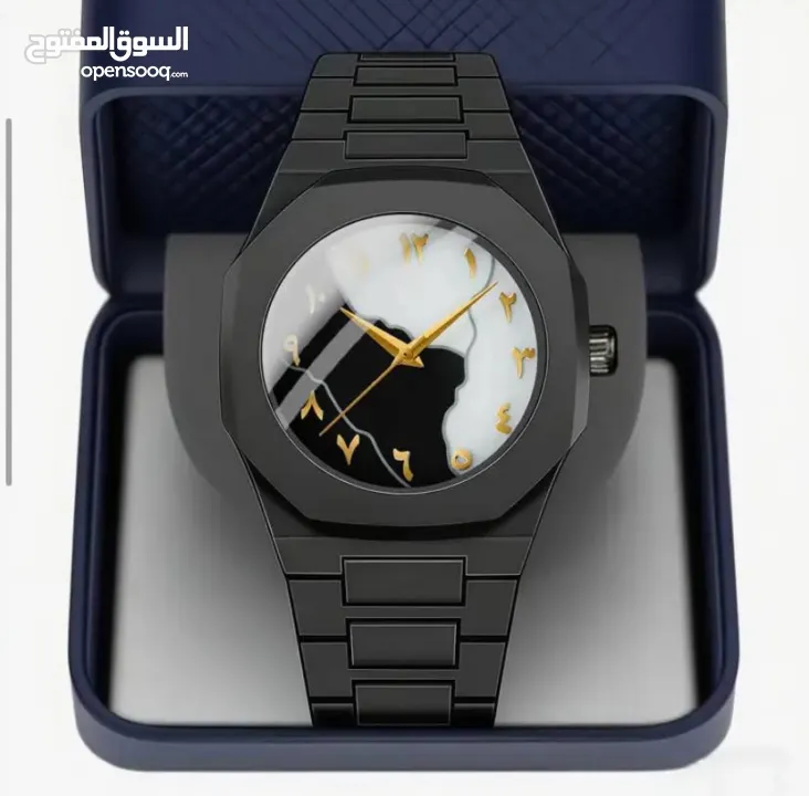 الساعة الترند الكاملة بالسواد – والبياض بارقام عربية أنيقة تضيف لمسة تراثية رقمية .