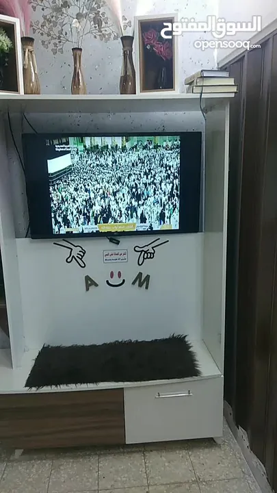 بوفيه تلفزيون بحالة جيدة
