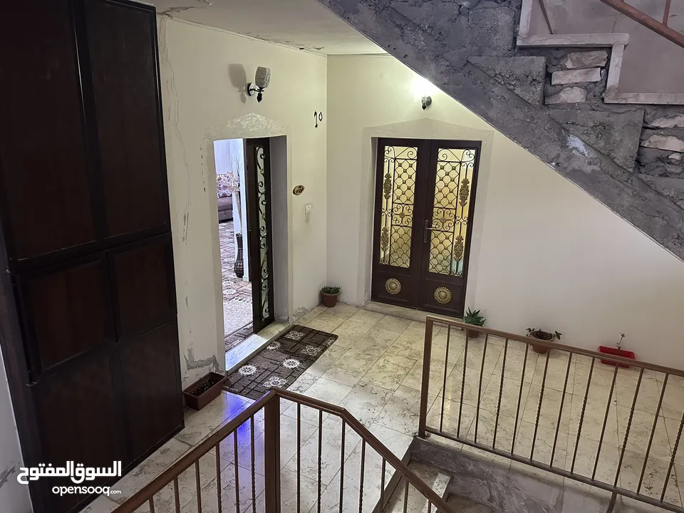 روف طبقتين بمساحة 180 متر مربع بموقع مميز  مع بئر مياه خاص بالروف واشتراك مياه وكهرباء بمدينة الخليل
