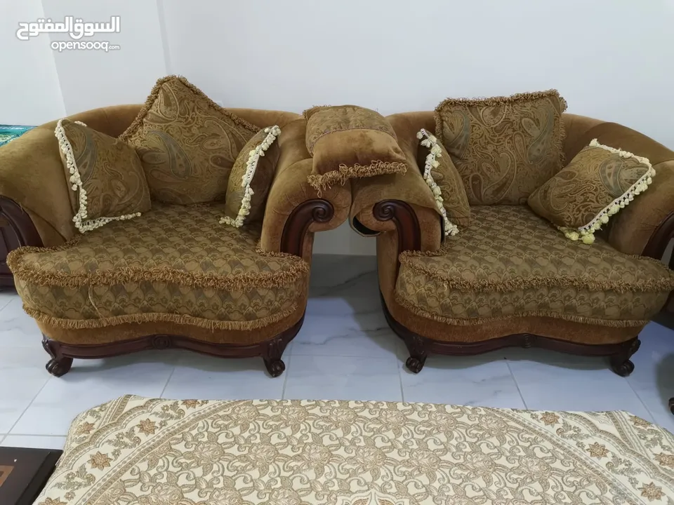 طقم كنب مستعمل بحالة الجديد خليجي مع طقم طاولات وسط