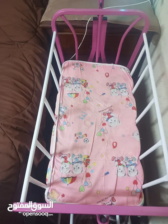 سرير هزاز بيبي بحاله جيدة جداً استعمال شهرين للبيع المستعجل