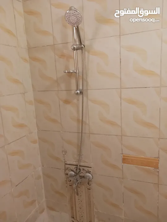 شقه طابق أول فني للايجار في حي القصيله جنوب مجمع الاغوار الجديد مسافه 200م تقريبا