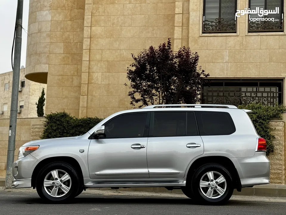 تويوتا لاند كروزر (GXR 2015 (V8 وارد صيانة الشركة ( طلب خاص 60th) مالك واحد بحالة الوكالة