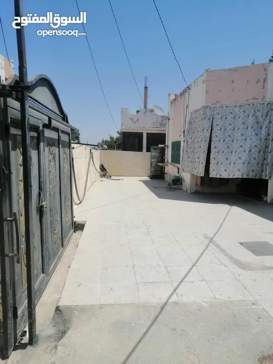 منزل للبيع مكون من اربع غرف وصالة وثلاث حمامات وبيرين ماء وجورة امتصصيه