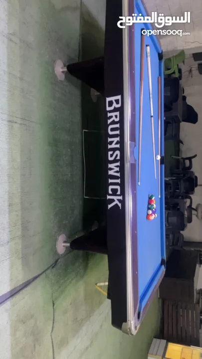 شاشات وثلاجة وطاولة بلياردو