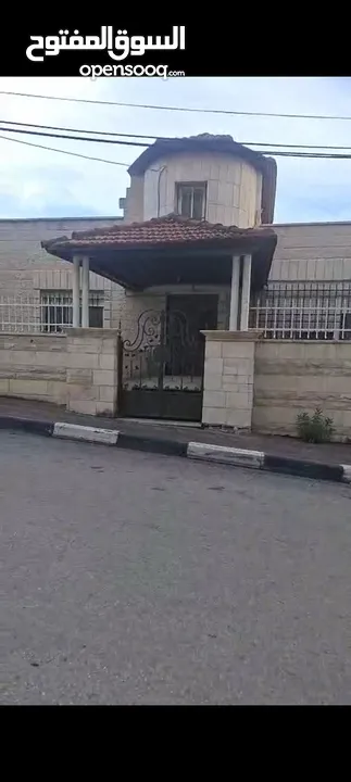 بيت مستقل في منطقه  بتونيا  مساحه طابقين مساحه  الارض 500متر