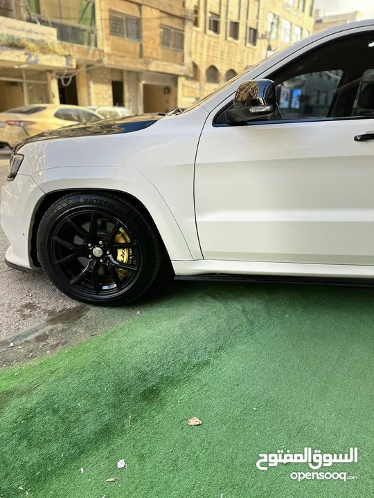 جيب شيروكي ملك العضلات الامريكي SRT8  موديل 2014 لون ابيض للايجار فقط من عند مكتب Lion  Group