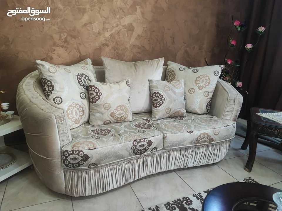 طقم كنب عدد 4 مع 5 طاولات خشب أنيق – بحالة ممتازة