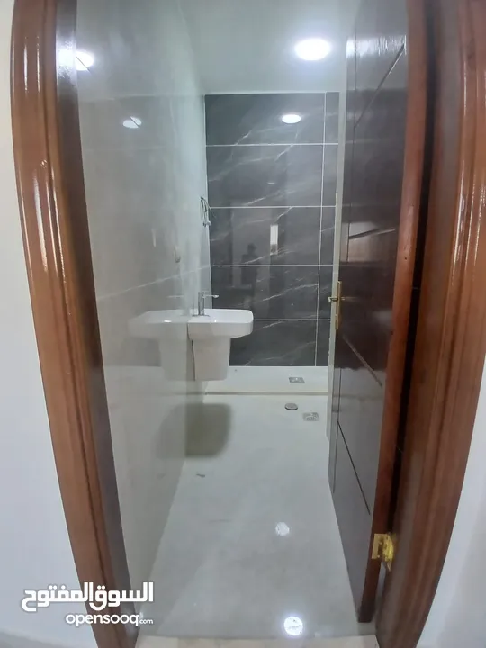 شقق مميزه سوبر ديلوكس عماره جديده خلف مطعم عرب قرب الجامعه للايجار مفروشه او غير مفروشه بعقد سنوي