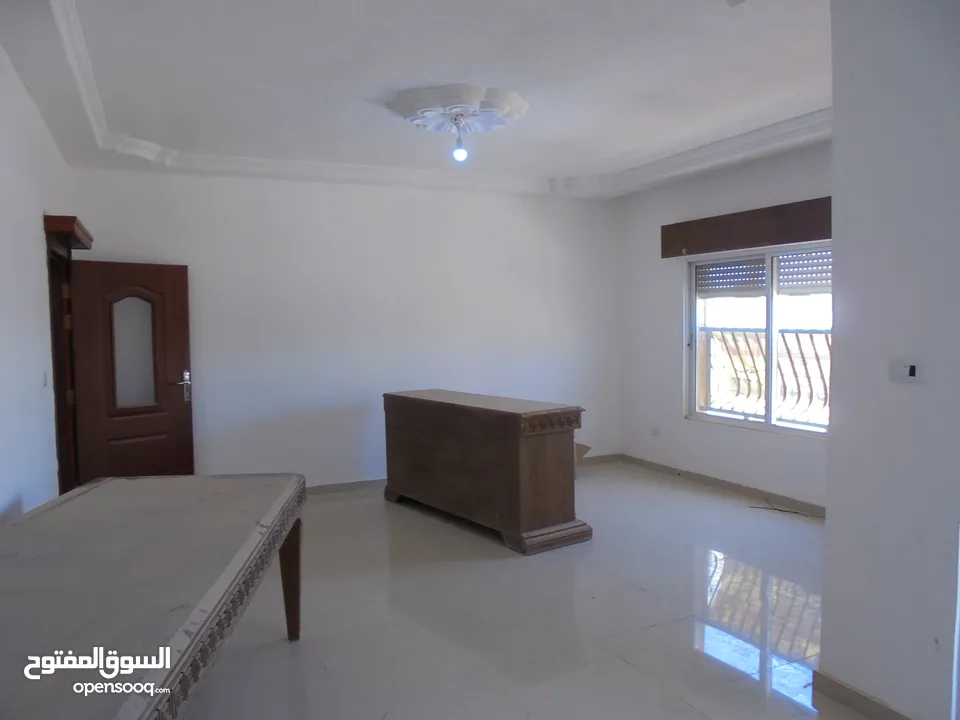 شقة خلف مديرية الامن العام وجامعة البتراء 200م مربع للبيع (3 دقائق عن شارع المطار)