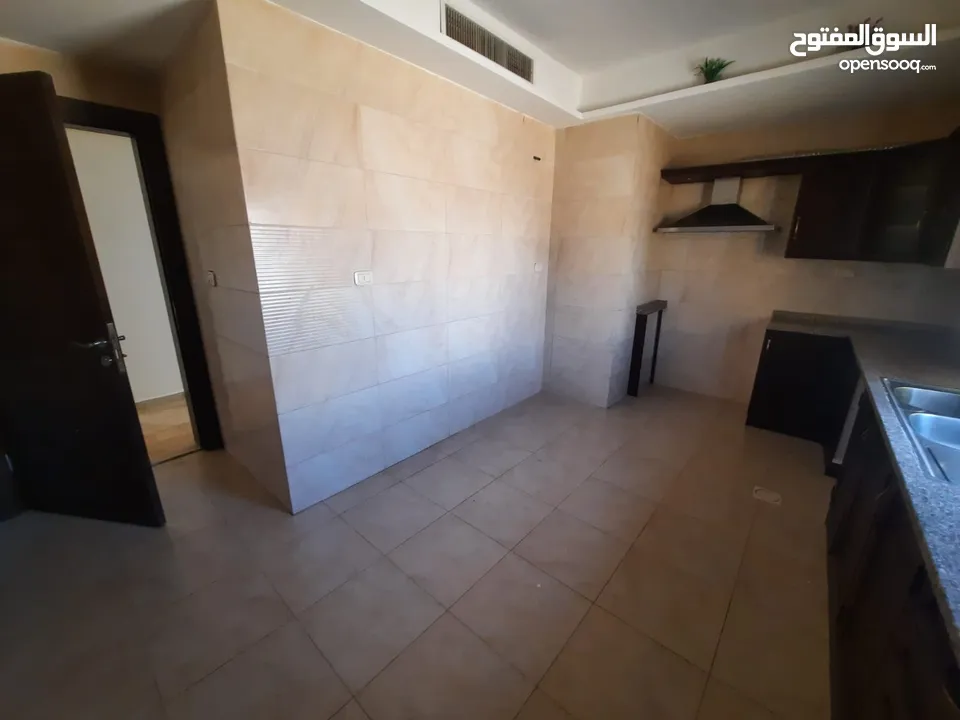 شقة  مميزة فارغة للايجار في دير غبار