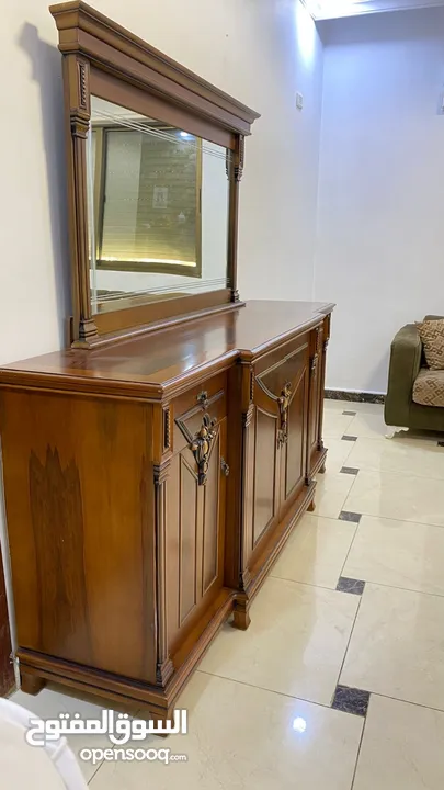 طقم كنب 7 مقاعد و طاولة تلفزيون و دورسوار بمراية