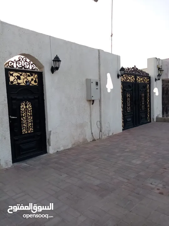بيت عربي +ملحق للبيع من المالك في الراشدية دبي