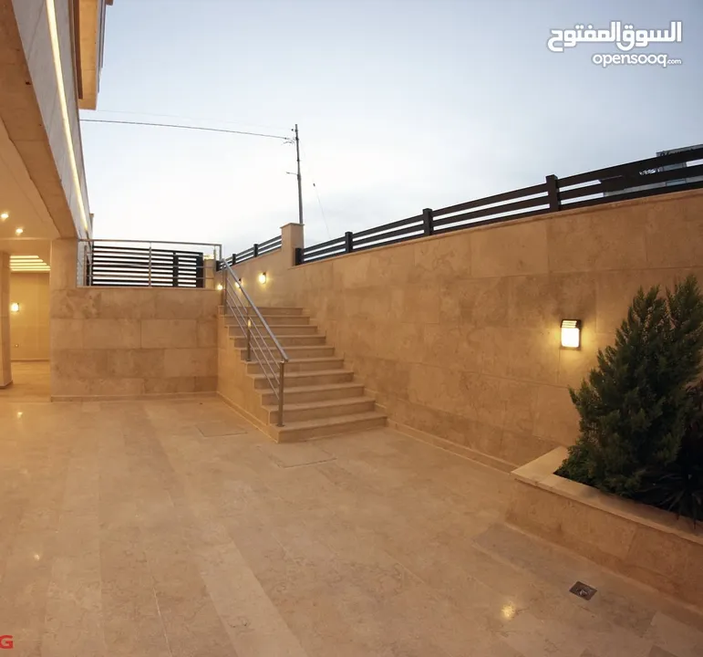 شقة ملوكية شبه ارضي مساحة 626م -داخلي 300م -حديقة 326م تشطيبات فلل-الحويطي-طريق المطار - رمضان اسكان