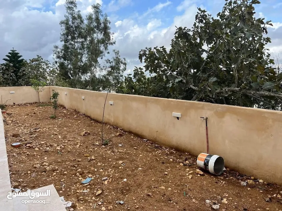 شقه للبيع قرب شا ع ركب والكلية الاهليه مساحه 110م مع حديقه 100م