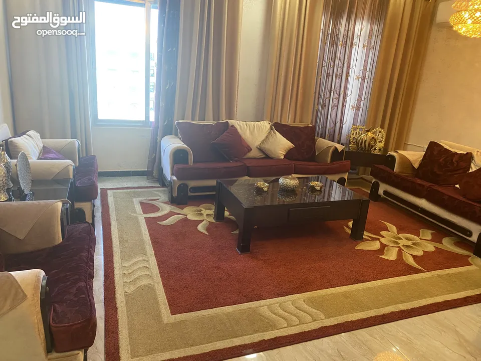 غرفة جلوس 7 مقاعد مع الستائر والسجاد بحالة جيدة جدا