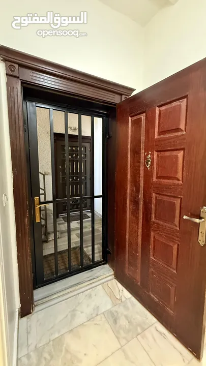 شقه فاخره للبيع  من المالك مباشره  سعر قابل للتفاوض بشيء بسيط مميزه جدا جدا  مع غرفه خارجيه و حديقه