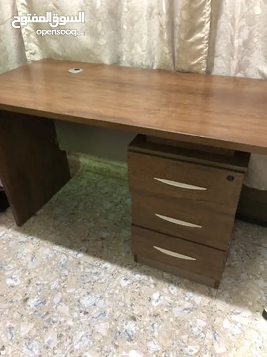 مكتب خشب طاوله مع جرارات  بحاله ممتازه مستعمل  120*60  اثاث مكتب  البالوع  السعر قابل للتفاوض