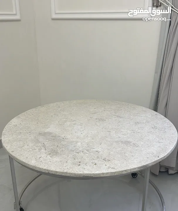 طاولة رخامية كبيرة مستعملة للتقديم