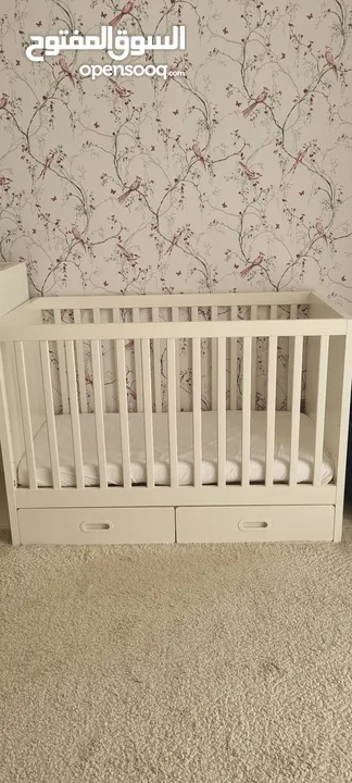 baby crib in very good condition  changing table in good condition