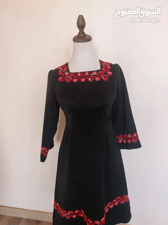عدة فساتين جديدة و ماركات اسعارها من 10-12 دينار.