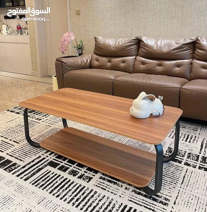 طاولة وسط عصرية تضيف لمسة فخامة لبيتك سطح خشبي بلون جوزي دافئ مع إطار معدني أسود أنيق