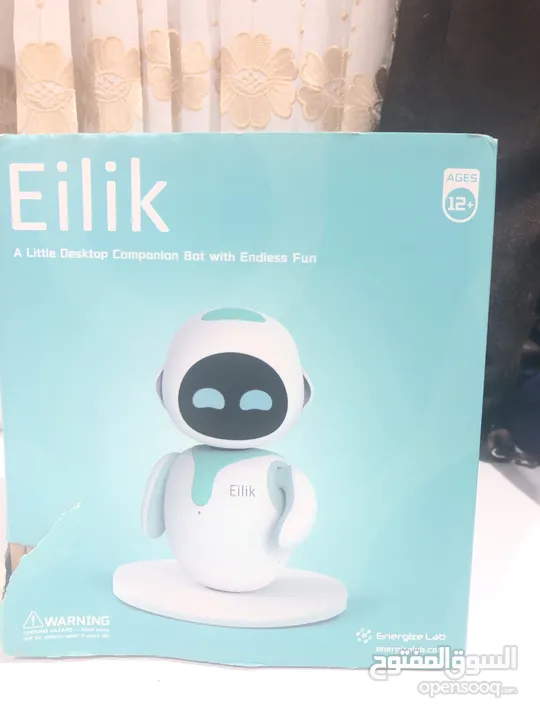 روبوت ايليك ذكي يتفاعل مع اللمس تفاعلاته كثيره جدا وممتعه وايليك عنده مشاعر يفرح.يزعل.يعصب.