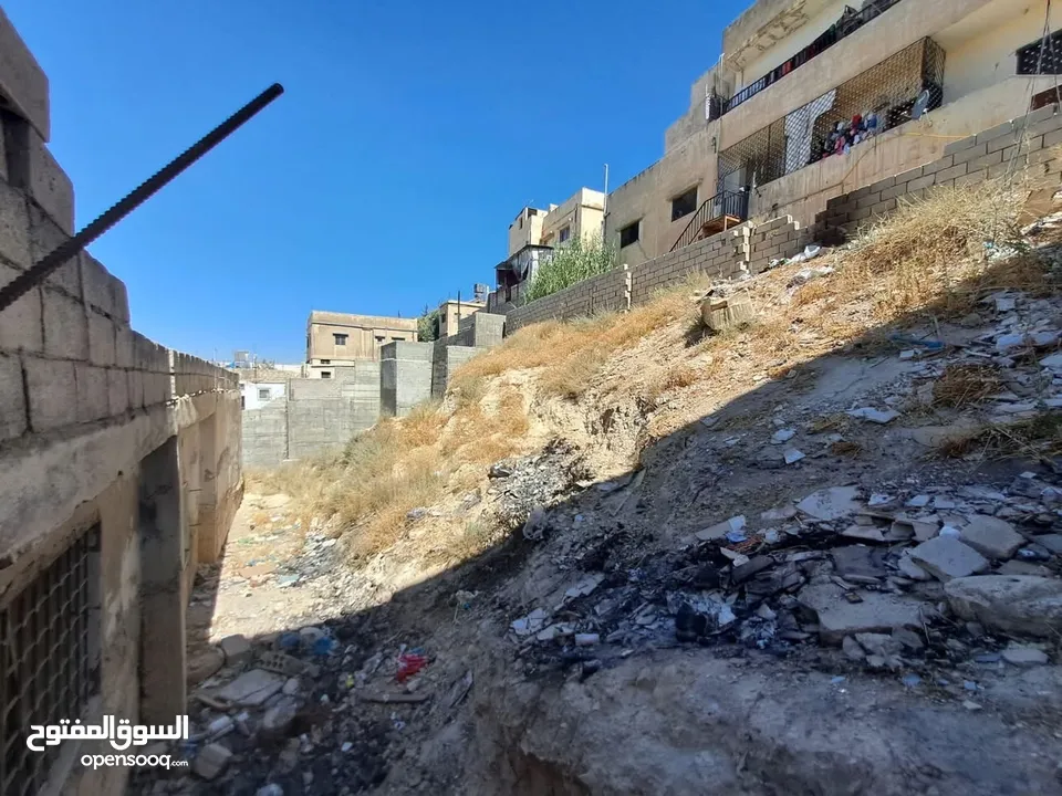 ارض ومنزل للبيع في ماركا نمره ثنين عن الشارع والسوق وفي دخله ع الارض من الخلف