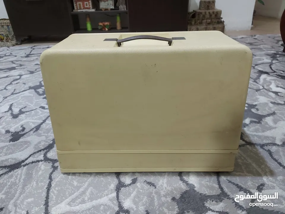 ماكنه خياطه سنجر مستعمله + طاولة كوي كبيره الحجم