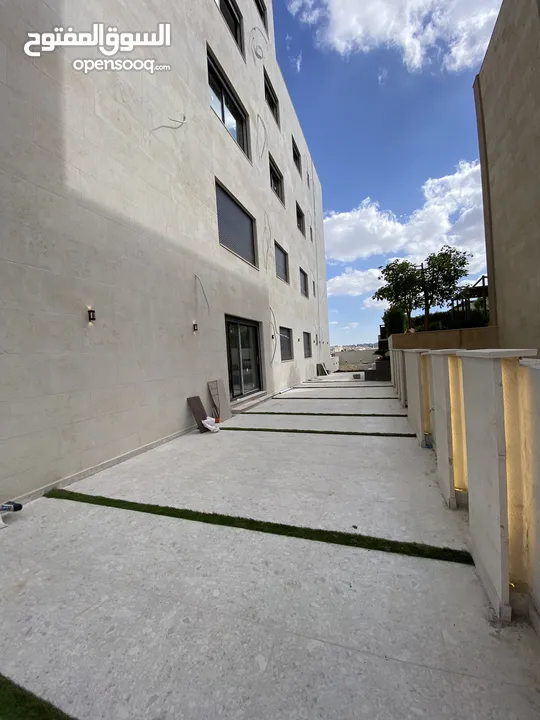 شقة فاخرة ارضية 200 داخلي و 250 خارجي في اجمل مناطق طريق المطار قرية النخيل افضل تشطيب فلل