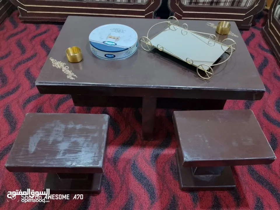 متاح طقم كنب 9 مقاعد مع 3 طاولات بحالة جيدة للبيع اقرء الوصف