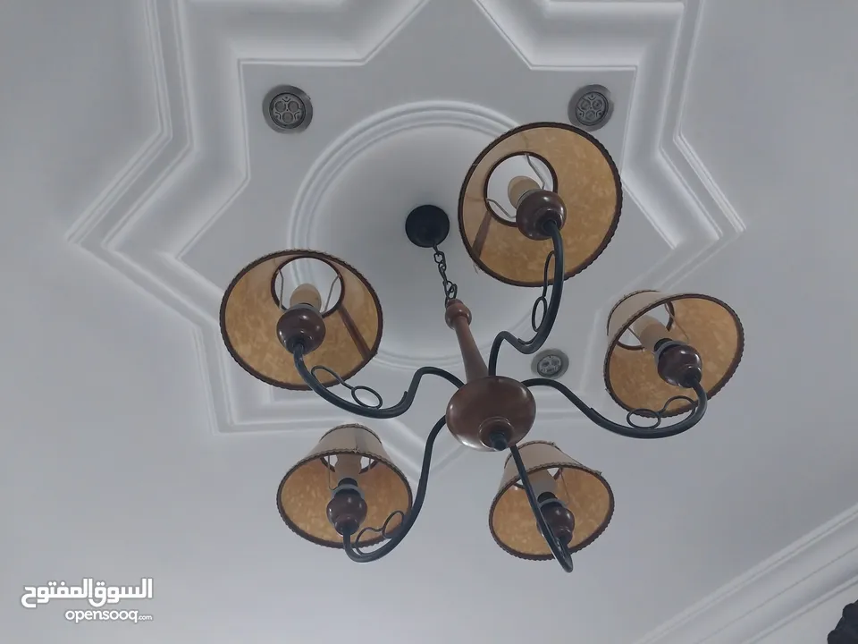 بوفيه مميز وطقم طربيزات وثريا وشاشة 42 هيتاشي بحالة الجديد بسعر مغري