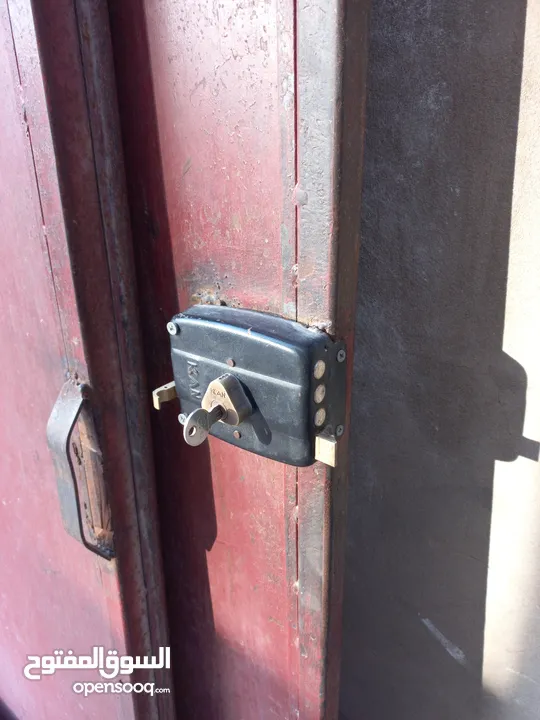 باب منزل حديد ربي يبارك متين بالقفل متاعه ومفاتيحه
