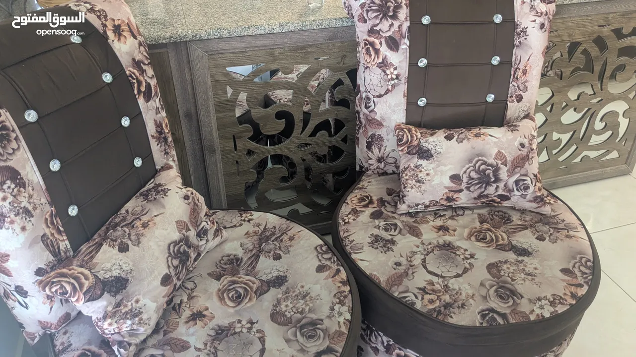 طقم غرفة معيشة بحالة جيدة مع طقم الطاولات الموضح بالصورة