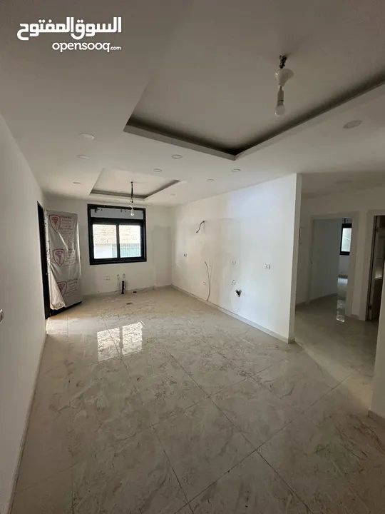 شقه للبيع مع حديقه بعين منجد