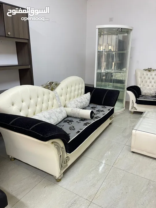 طقم كنب مع طاولة وسط وبترينا وطاولة سفرة ومزنون