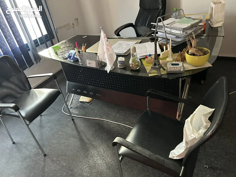 اثاث مكتب فاخر استعمال بسيط جدا - شبه جديد بسبب السفر