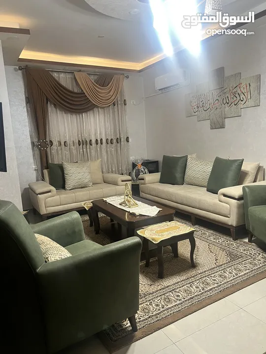 طقم كنب 7مقاعد للبيع بسعر ممتاز باللون البيج والاخضر