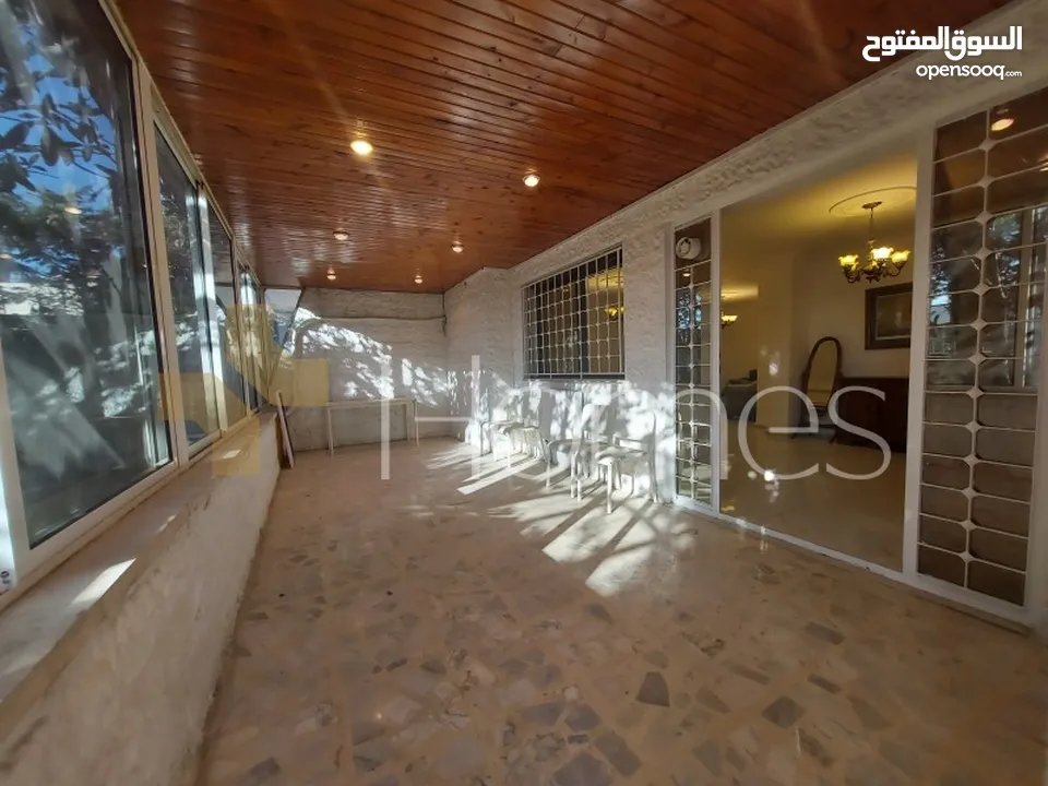 شقة ارضية مفروشة مع ترس خارجي للايجار في ديرغبار، مساحة بناء 140م