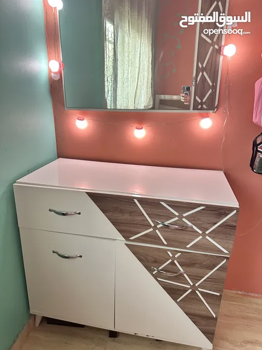 تحت مجوز 200*180 مع فرشة طبية مع 2 كومادينا وتواليت مع جرار وخزانة تحته ومرآة