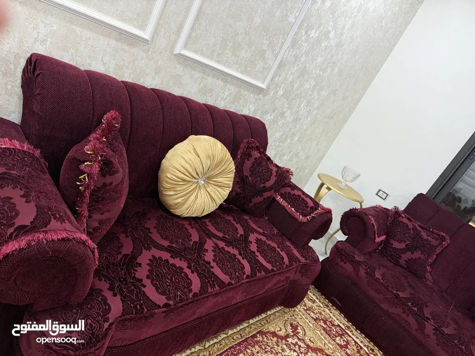 طقم كنب 9 مقاعد لون خمري مع سجادة بحالة ممتازة