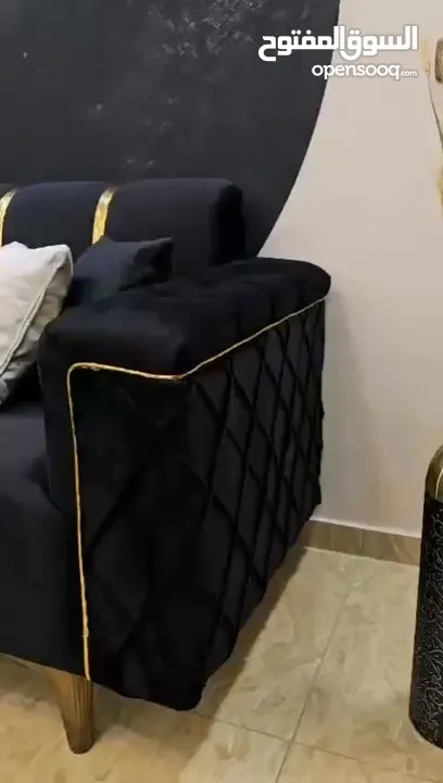 كنب لون اسود الكنب شبه جديد نضيف وخشب تقيل جيب نجار وشوف