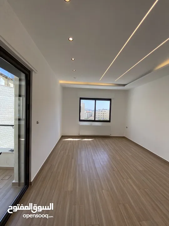 شقة مميزة اخير مع روف في اجمل مناطق قرية النخيل اجمل تشطيب واطلالة رائعة 240 داخلي و 90 تراس خارجي