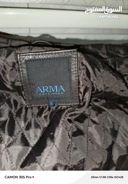 جاكيت جلد طبيعي ماركة ARMA ثقيل لون بني غامق مطفي مستعمل بحالة جيدة يلبس مقاس XL,L تم شراءه 400$