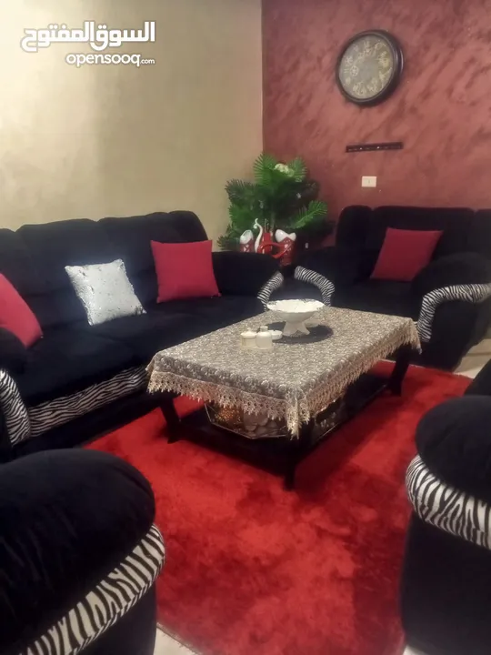 طقم كنب نضيف خالي من العيوب والمزع والحرق والكسر مع البرادي  للبيع