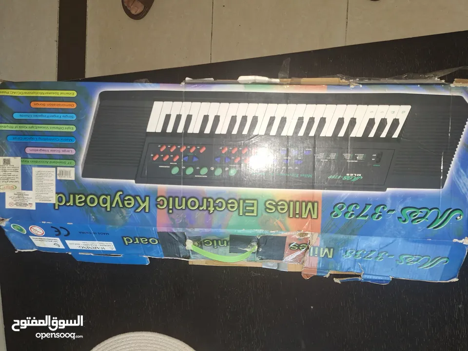 اوركن Mles ( Miles Elcotronic keyboar)  مستخدم  مع الكرتونة بحالة ممتازة للبيع