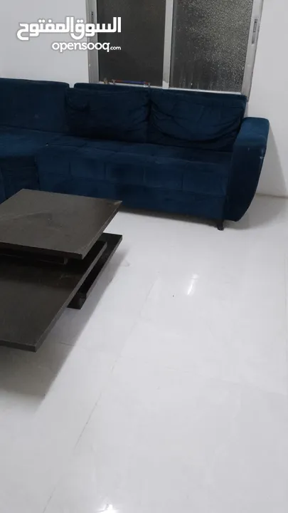 طقم كورنر تفصيل لون كحلي مع طاوله وسط التلفون بالوصف