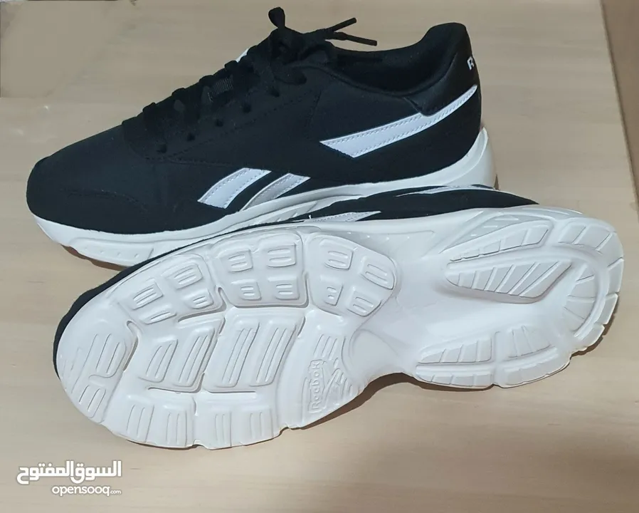 حذاء رياضي نسائي اسود ماركة reebok