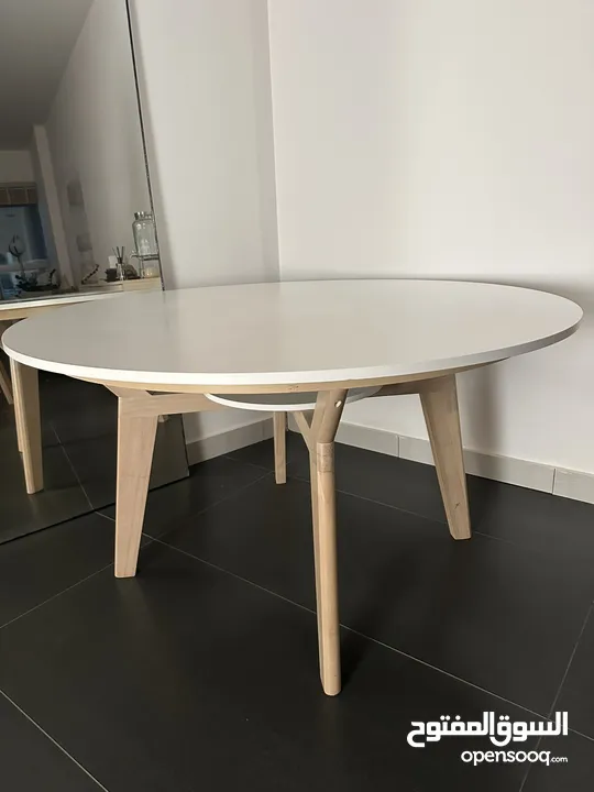 طاولة طعام بيضاء و خشب من أبيات مستعملة 6 أشخاص White & wood dining table 6 seats top condition